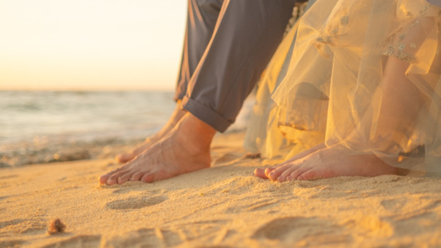 沖縄県恩納村のフォトウェディングでのビーチフォト(サンセット)