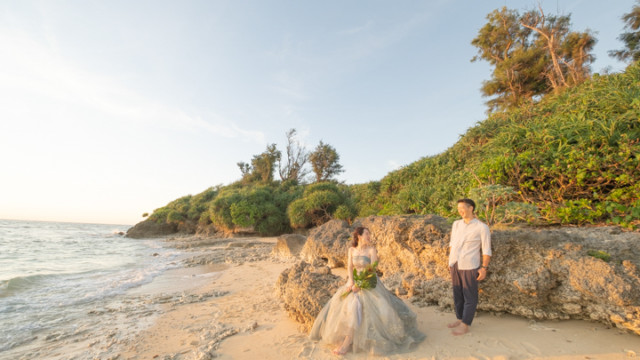 沖縄県恩納村のフォトウェディングでのビーチフォト(サンセット)
