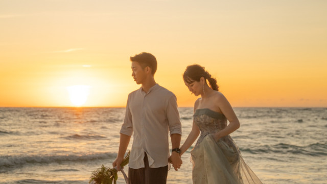 沖縄県恩納村のフォトウェディングでのビーチフォト(サンセット)