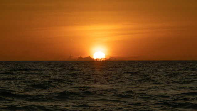 沖縄県恩納村のフォトウェディングでのビーチフォト(サンセット)
