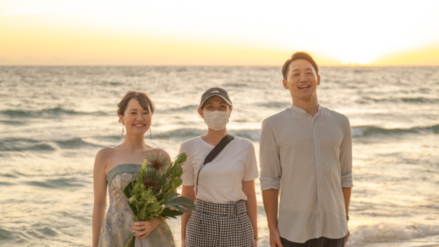 沖縄県恩納村のフォトウェディングでのビーチフォト(サンセット)