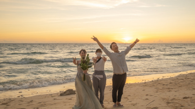 沖縄県恩納村のフォトウェディングでのビーチフォト(サンセット)