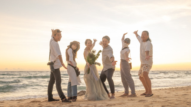 沖縄県恩納村のフォトウェディングでのビーチフォト(サンセット)