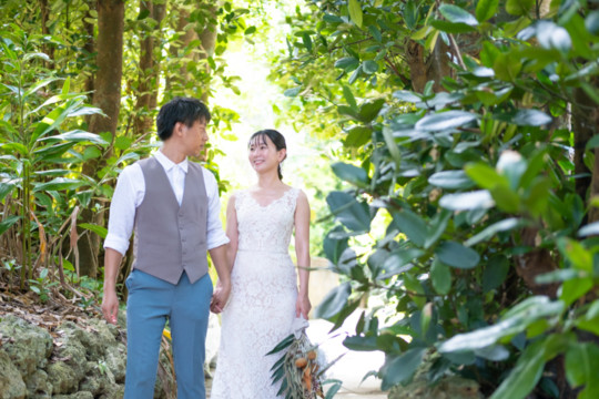 沖縄でのフォトウェディング(フクギ並木)