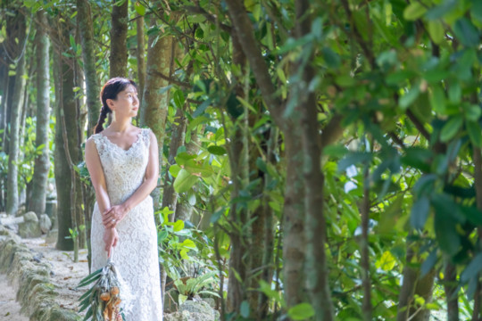 沖縄でのフォトウェディング(フクギ並木)