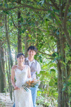 沖縄でのフォトウェディング(フクギ並木)