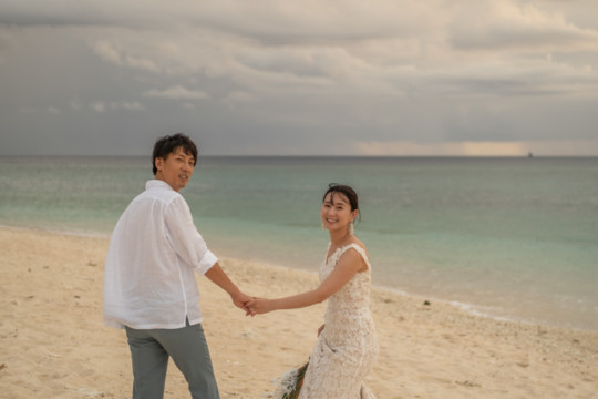 沖縄のビーチフォトウェディング(瀬底ビーチ)