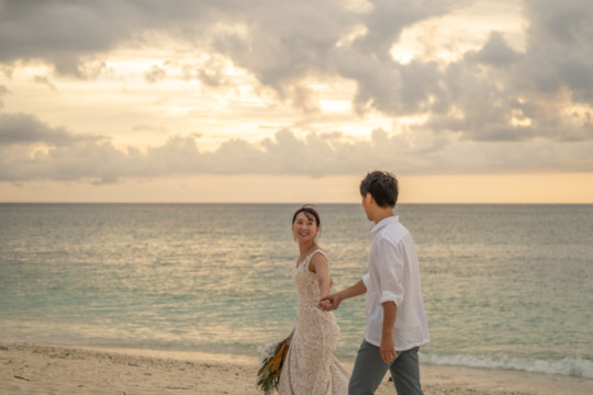 沖縄のビーチフォトウェディング(瀬底ビーチ)