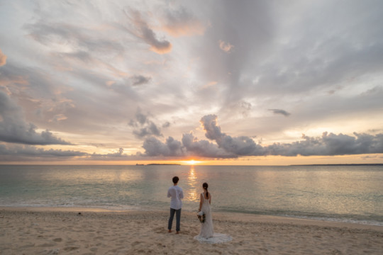 沖縄のビーチフォトウェディング(瀬底ビーチ)