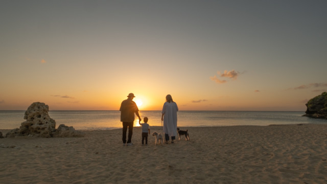 沖縄でのビーチファミリーフォト(サンセット)