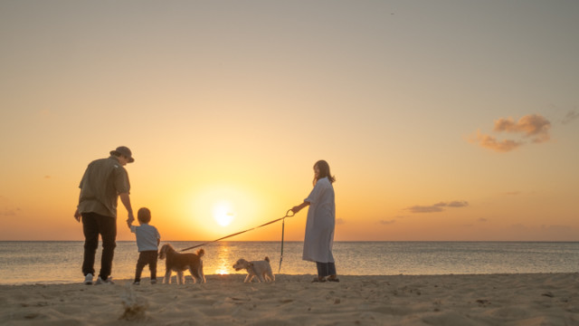 沖縄でのビーチファミリーフォト(サンセット)
