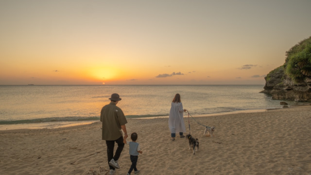 沖縄でのビーチファミリーフォト(サンセット)