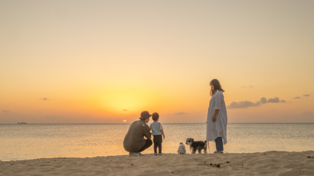 沖縄でのビーチファミリーフォト(サンセット)
