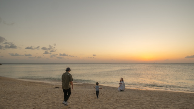 沖縄でのビーチファミリーフォト(サンセット)