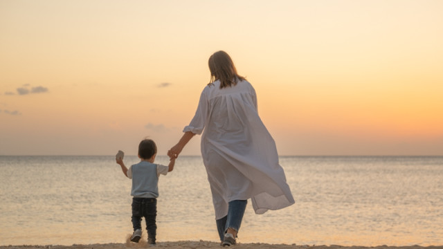 沖縄でのビーチファミリーフォト(サンセット)