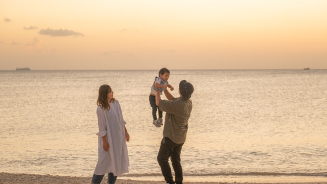 沖縄でのビーチファミリーフォト(サンセット)