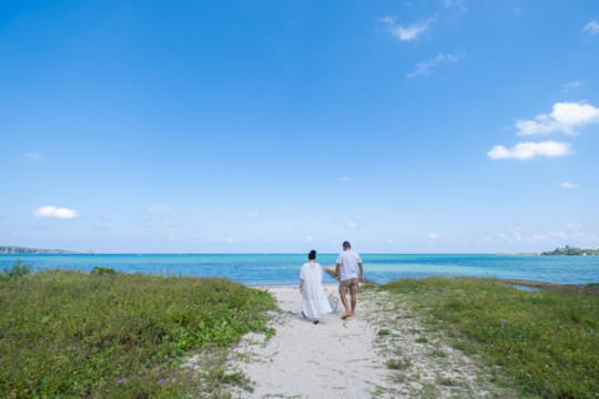 沖縄のビーチで撮影するファミリーフォト(マタニティフォト)