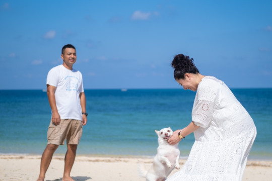 沖縄のビーチで撮影するファミリーフォト(マタニティフォト)