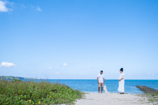 沖縄のビーチで撮影するファミリーフォト(マタニティフォト)