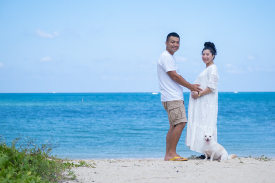 沖縄のビーチで撮影するファミリーフォト(マタニティフォト)