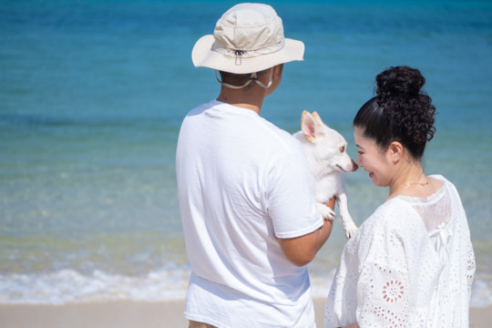 沖縄のビーチで撮影するファミリーフォト(マタニティフォト)