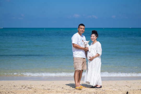 沖縄のビーチで撮影するファミリーフォト(マタニティフォト)