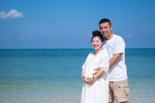 沖縄のビーチで撮影するファミリーフォト(マタニティフォト)