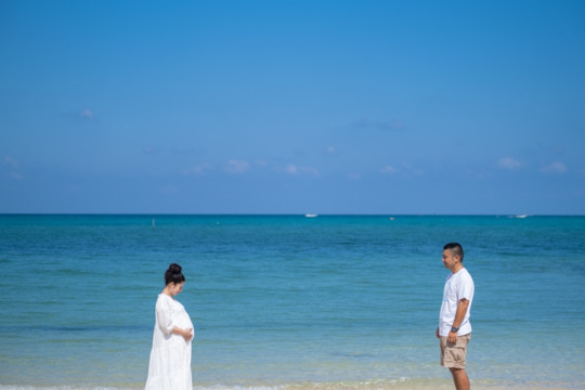 沖縄のビーチで撮影するファミリーフォト(マタニティフォト)