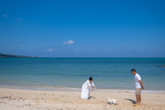 沖縄のビーチで撮影するファミリーフォト(マタニティフォト)
