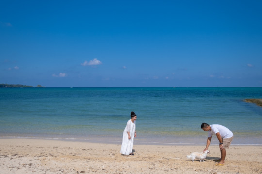 沖縄のビーチで撮影するファミリーフォト(マタニティフォト)