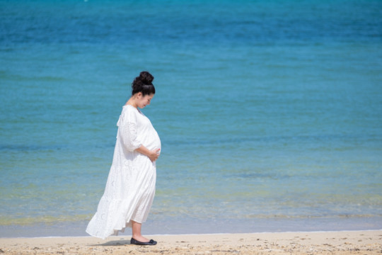 沖縄のビーチで撮影するファミリーフォト(マタニティフォト)