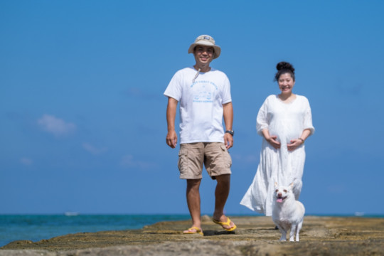 沖縄のビーチで撮影するファミリーフォト(マタニティフォト)