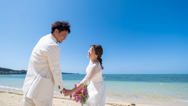 沖縄フォトウェディングのビーチフォト
