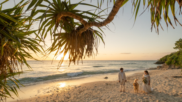 沖縄フォトウェディングのビーチフォト(サンセットイメージ)
