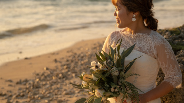 沖縄フォトウェディングのビーチフォト(サンセットイメージ)