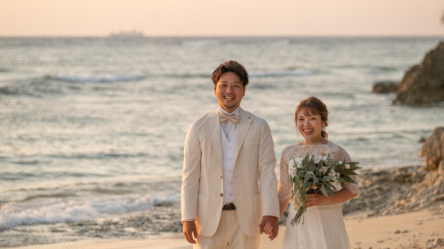 沖縄フォトウェディングのビーチフォト(サンセットイメージ)