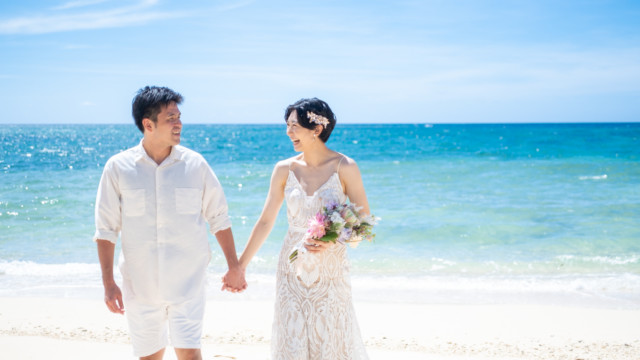 恩納村のビーチでフォトウェディング