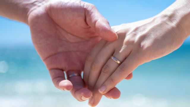 恩納村のビーチでフォトウェディング