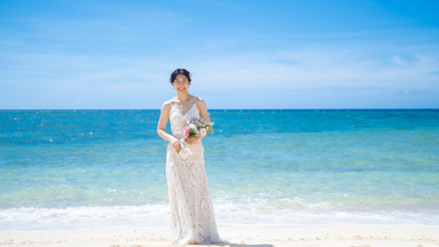 恩納村のビーチでフォトウェディング