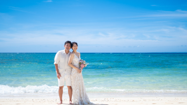 恩納村のビーチでフォトウェディング