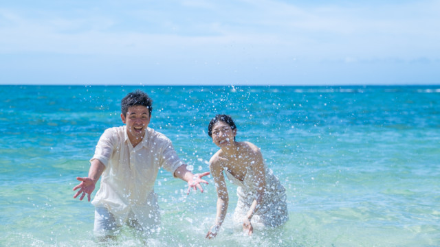 恩納村のビーチでフォトウェディング