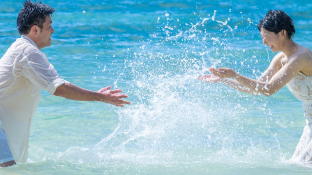 恩納村のビーチでフォトウェディング