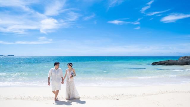 恩納村のビーチでフォトウェディング