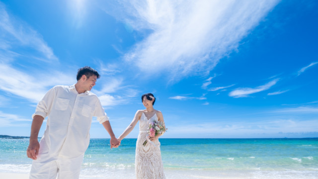 恩納村のビーチでフォトウェディング