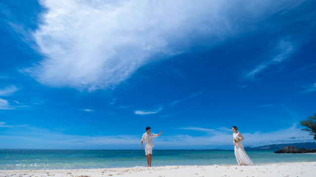 恩納村のビーチでフォトウェディング