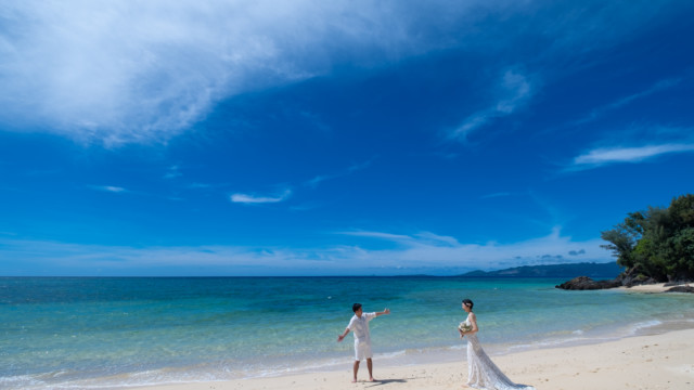 恩納村のビーチでフォトウェディング