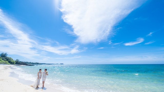 恩納村のビーチでフォトウェディング