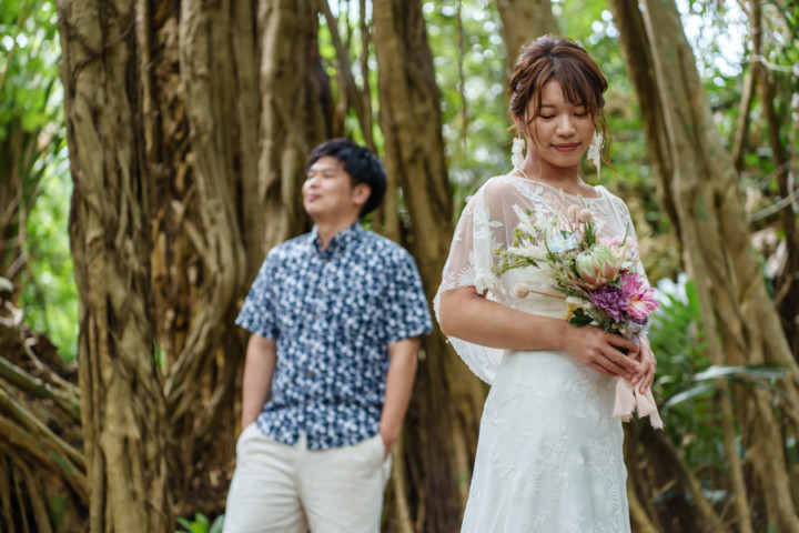 沖縄フォトウェディング(浜比嘉島のガジュマルの木の森)