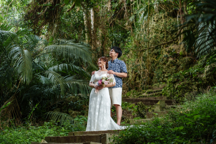 沖縄フォトウェディング(浜比嘉島のガジュマルの木の森)