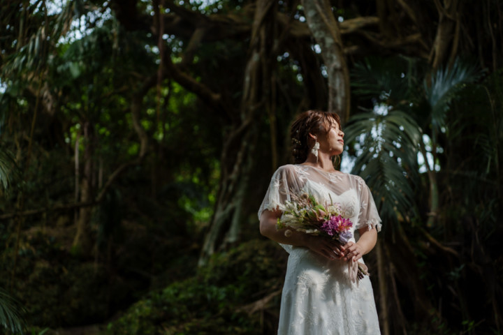 沖縄フォトウェディング(浜比嘉島のガジュマルの木の森)